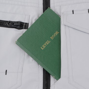 野帳やスマートフォンが入るバーチカルポケット