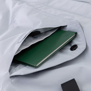 左胸ポケットに野帳やスマートフォンが入るインナーポケット