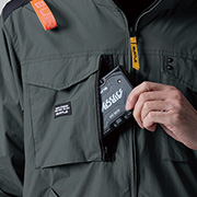 バッテリー収納ポケット(右・ファスナー止めコードホール付)※特許取得済