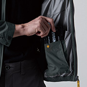 内バッテリーポケット(左・マジックテープ止め)