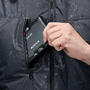 バッテリー収納ポケット(右・ファスナー止めコードホール付き)※特許取得済