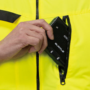 バッテリー収納ポケット(左・ファスナー止めコードホール付き)