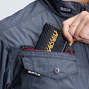 バッテリー収納ポケット(右胸・ファスナー止め・コードホール付き)<br>レベルブック収納ポケット(右・深さ21cm)