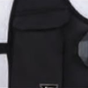 左脇にバッテリー、コントローラー収納可能なポケット