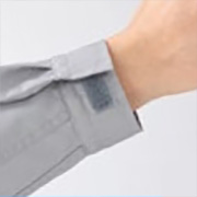 袖口に大型のマジックテープを採用。自由にサイズ調節出来るので衣服内の空気の排出に有効です。