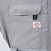 右胸ポケットのオーバーフラップには反射素材を織込んだタブを採用。