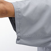 袖口にはサイズ調整ができるスナップボタンを採用。