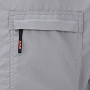 左胸ポケットにはオートバイロゴ入りのファスナータブを採用。