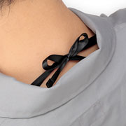 衿内側の調節用ヒモを結ぶことで空間が生まれ、衣服内の空気を通りやすくします。