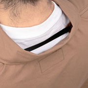 衿内側の調節用ヒモを使用することで衿部分に空間が生まれ、衣服内の空気を通りやすくします。